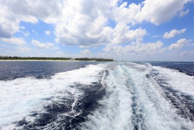 Okinawa bir feribot tekne arkasında köpüklü su izi
