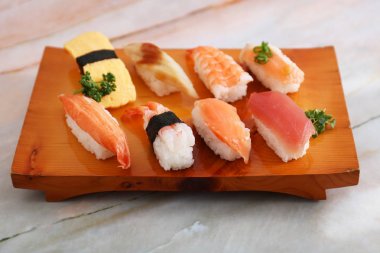 Tabakta lezzetli Japon mutfağı suşi