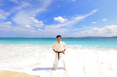 Bir karate kata eğitmeni.