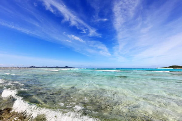 Γαλάζιος Ουρανός Και Καθαρή Θάλασσα Της Okinawa — Φωτογραφία Αρχείου