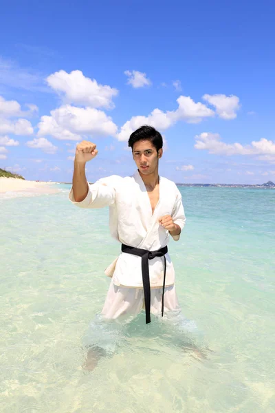 Młody Człowiek Ćwiczący Karate Plaży — Zdjęcie stockowe