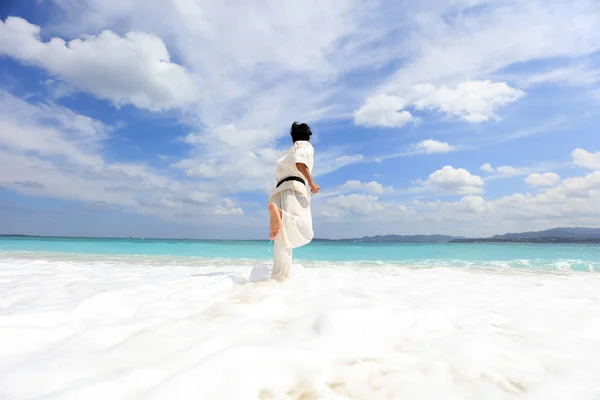 Uomo Che Pratica Karate Spiaggia — Foto Stock