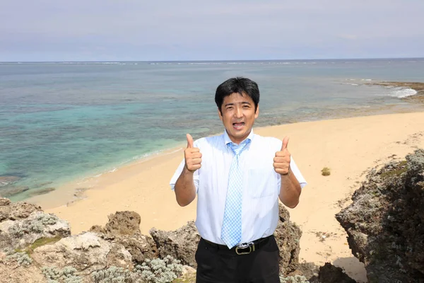 Sonriente Asiático Hombre Playa —  Fotos de Stock