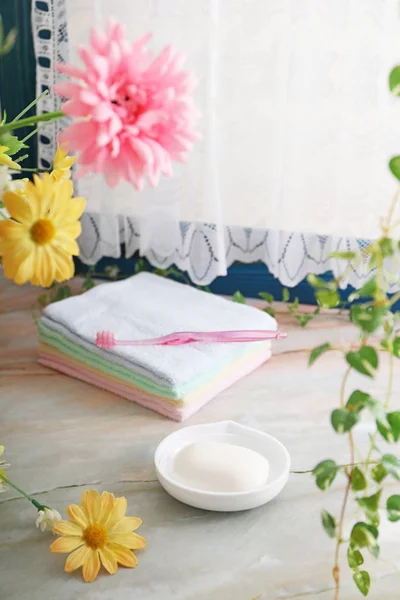 Hammasharja Pyyhkeet Pöydällä — kuvapankkivalokuva