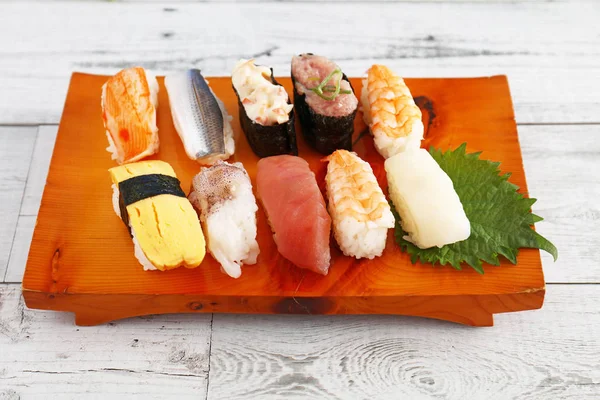 Delizioso Sushi Della Cucina Giapponese Sul Piatto Legno — Foto Stock