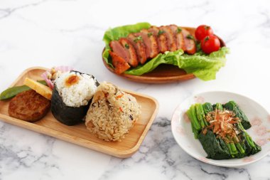 Lezzetli yemekler yemek masası üzerinde