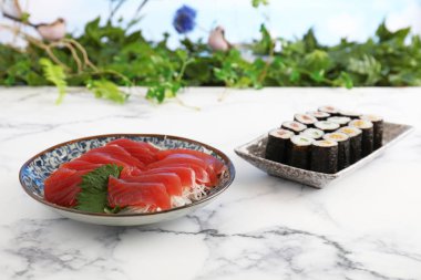Yemek masasında nefis Japon mutfağı.