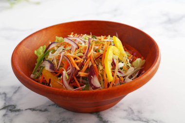 Taze ve sağlıklı sebze salatası.