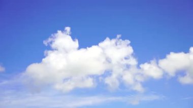 Okinawa 'da güzel bir gökyüzü ve bulutların videosu