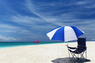 Yazın Okinawa plajında