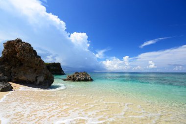 Okinawa 'da güzel bir plajın resmi.