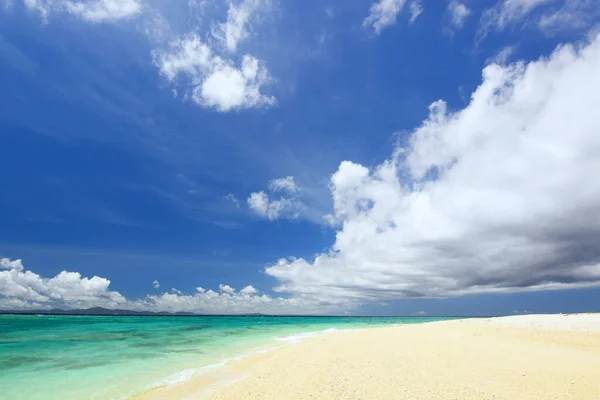 冲绳的夏日天空和美丽的海滩 — 图库照片