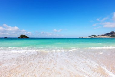 Okinawa 'da güzel bir plajın resmi.