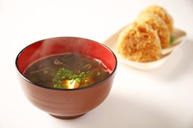 Miso çorbası ve pirinç toplarından oluşan lezzetli bir kahvaltı..