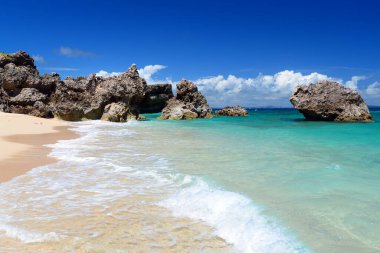Yazın Okinawa plajında