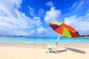 Yaz gökyüzü ve Okinawa 'nın güzel plajı