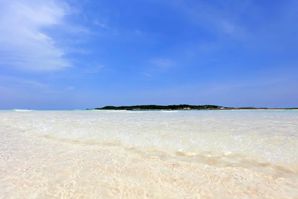 青い空と澄んだ沖縄の海 — ストック写真