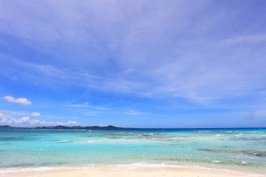 Okinawa 'da güzel bir plajın resmi.