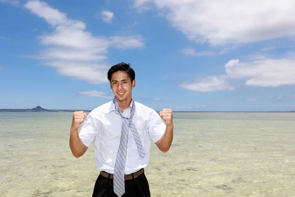 Glimlachende Aziatische Man Het Strand — Stockfoto