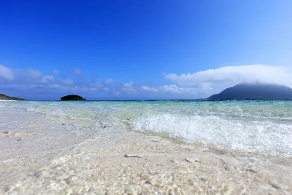 青い空と澄んだ沖縄の海 — ストック写真