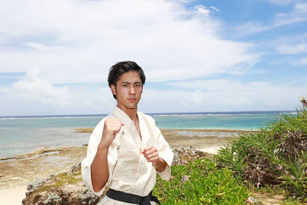Young Man Practicing Karate Beach — Stock Photo, Image