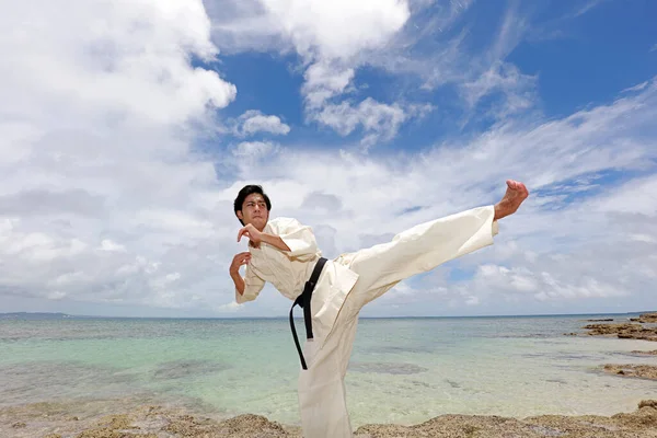 Junger Mann Praktiziert Karate Strand — Stockfoto