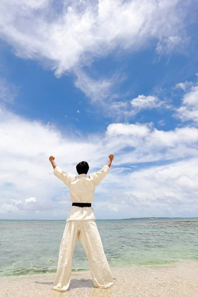 Der Mann Der Sich Strand Entspannt — Stockfoto