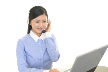 Gülümseyen çağrı merkezi operatörü kulaklıkla