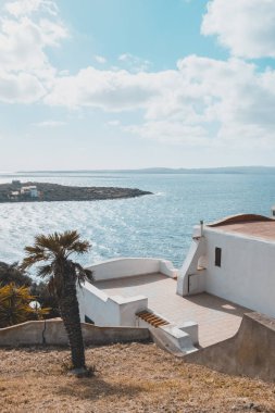 Denizin önünde bir Sardunyalı villa