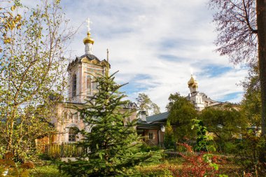 Sonbahar manzara. Sarı yapraklar ağaçlarda. Yere düşen yapraklar ile kaplıdır. Manastır sonbaharda. Kilise kubbe. 