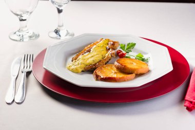 Elma pirinç kırmızı biber peçete biftek hardal tereyağı sosu pirinç pişmiş