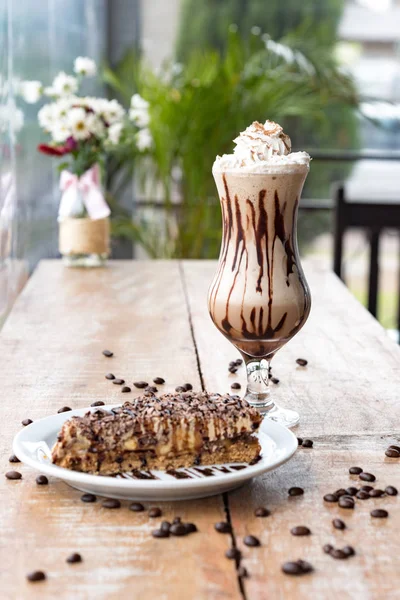 Eiskaffee Mit Schokoladenkuchenblüten Holztisch — Stockfoto