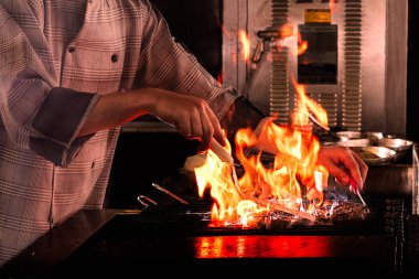 Kıyma bir alev öndeki ızgara pişirme ile bazı köftesi 