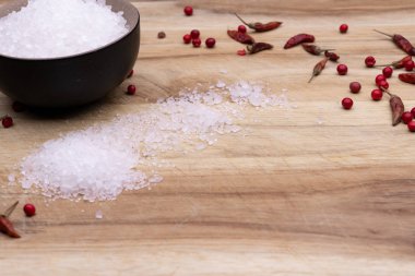 Ahşap arka plan üzerine baharatlar, yumuşak ışık, açı görünümü