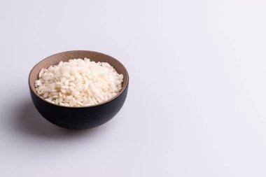 Beyaz arka plan üzerinde kahverengi bir seramik kase İtalyan Risotto pirinç.