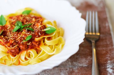 İtalyan ev makarnası. Un masasında elle spagetti yapılır. taze makarna. İtalyan mutfağı. Un yumurta malzemeleri.