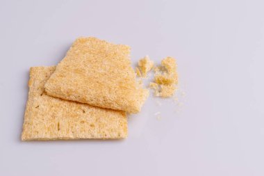 Beyaz arka plan üzerinde izole diyet pirinç kraker Yığın yığını