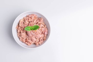 Beyaz bir kapta konserve ton balığı, beyaz arka plan üzerinde izole, üst görünümü