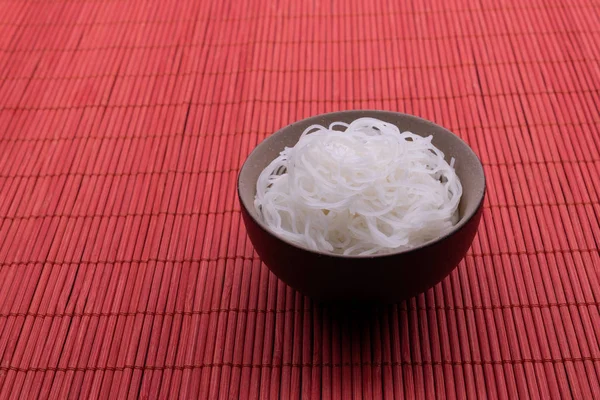 Macarrão Arroz Cozido Estilo Tailandês Uma Tigela Preta Marrom Isolado — Fotografia de Stock