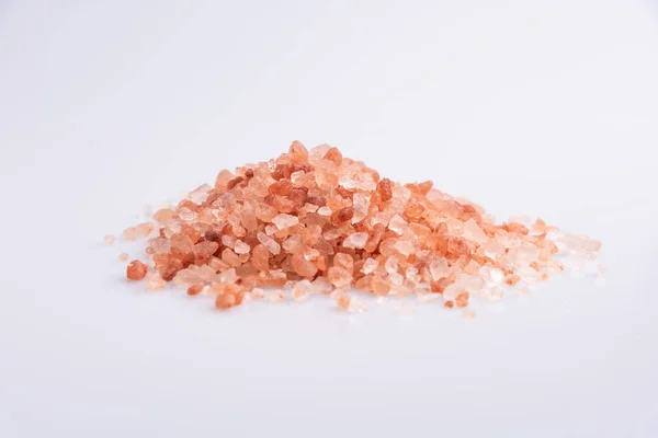 Beyaz arka plan üzerinde Pembe himalaya tuzu yığını