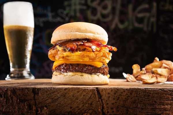 Świeży Burger Zbliżenie Drewniany Rustykalny Stół Rustykalnymi Frytkami Ziemniaczanymi Chłodnym — Zdjęcie stockowe