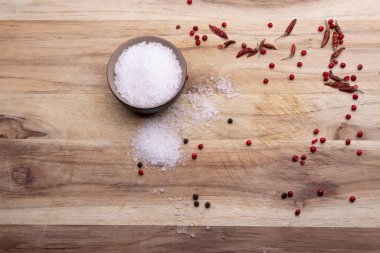 Ahşap arka plan üzerine baharatlar, yumuşak ışık, üst görünüm