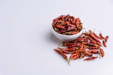 Beyaz kase de Kurutulmuş Kırmızı acı biber biber, beyaz arka planda izole, Latince terim Capsicum frutescens 'Malagueta', susuz