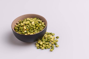 Kahverengi seramik kase de Split kurutulmuş pişmemiş bezelye