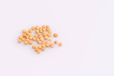 Beyaz zemin üzerinde sarı hardal tohumları izole