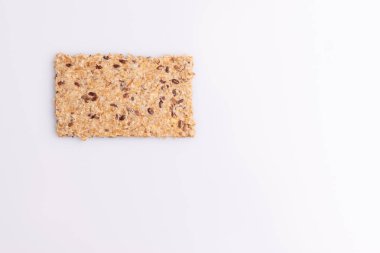 Diyet keten tohumu kepekli kraker beyaz arka plan üzerinde izole