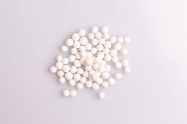 Tapyoka inci veya sagu tohumu, beyaz arka plan üzerinde izole