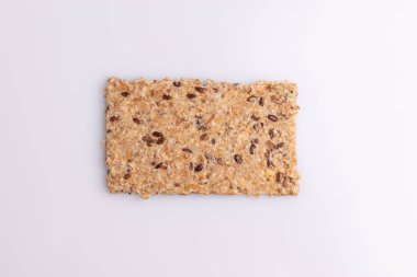 Diyet keten tohumu kepekli kraker beyaz arka plan üzerinde izole