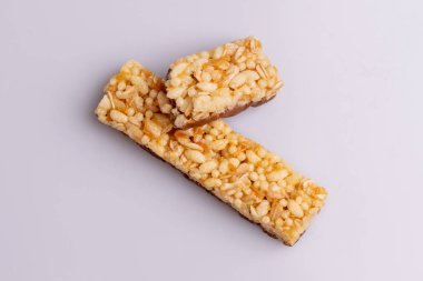 Beyaz arka plan üzerinde sütlü çikolata ile Müsli granola bar