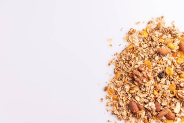 Granola veya müsli beyaz bir arka plan üzerinde fındık ve rasins ile